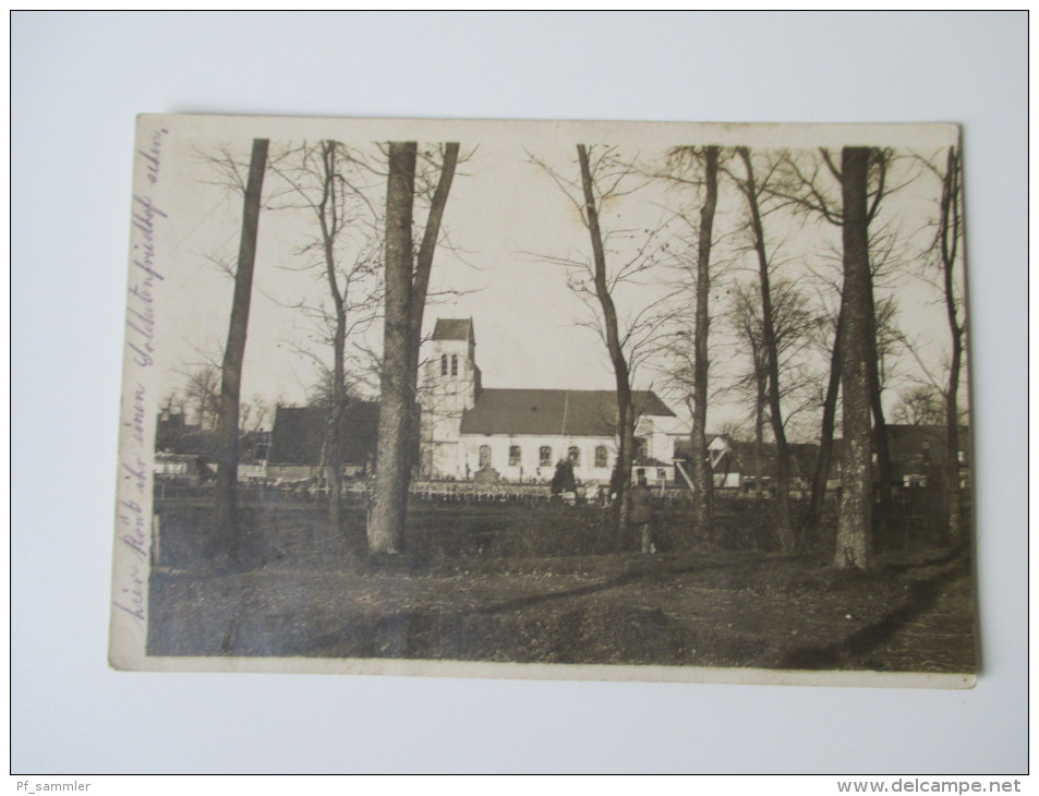 AK / Fotokarte 1917 Soldatenfreidhof Vor Einer Kirche. Feldpost 1. Weltkrieg. Ort ???? - Soldatenfriedhöfen