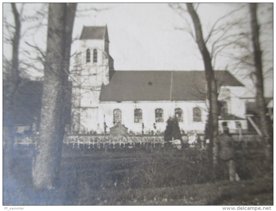 AK / Fotokarte 1917 Soldatenfreidhof Vor Einer Kirche. Feldpost 1. Weltkrieg. Ort ???? - Cementerios De Los Caídos De Guerra