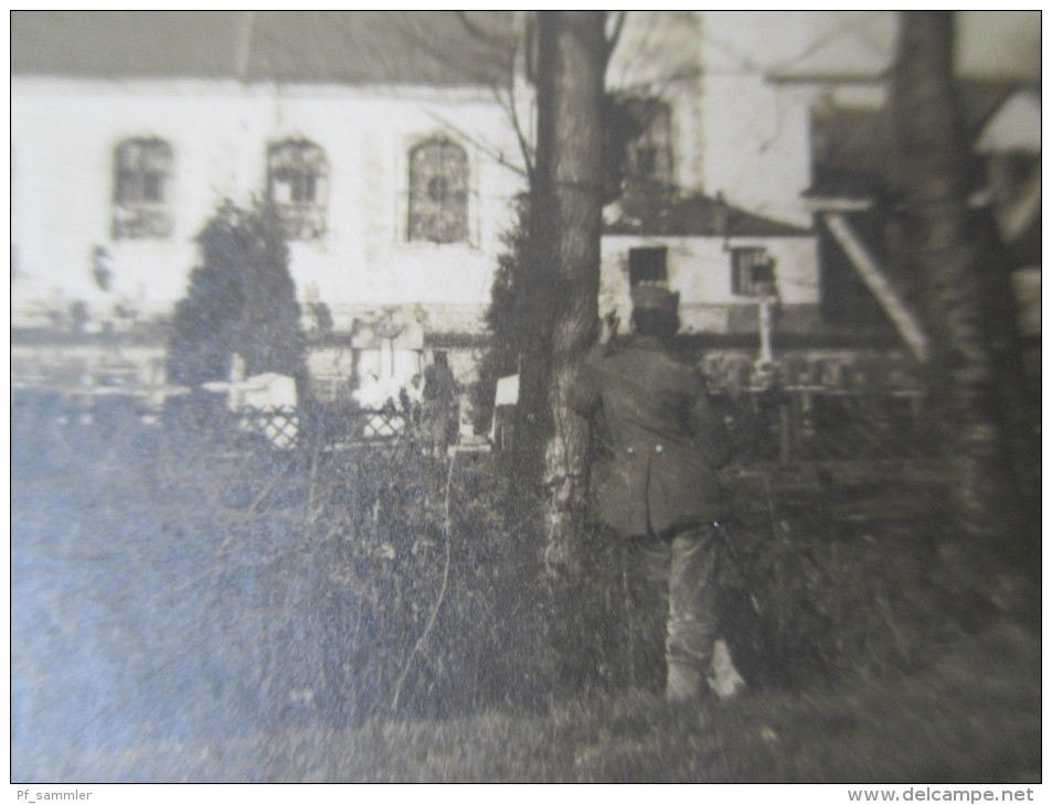 AK / Fotokarte 1917 Soldatenfreidhof Vor Einer Kirche. Feldpost 1. Weltkrieg. Ort ???? - Soldatenfriedhöfen