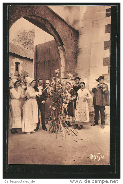 CPA Poitou-Charentes, Mariée D´Airvault Allumant Le Feu De Joie, Menschen En Costume Typique Unterm Torbogen - Ohne Zuordnung