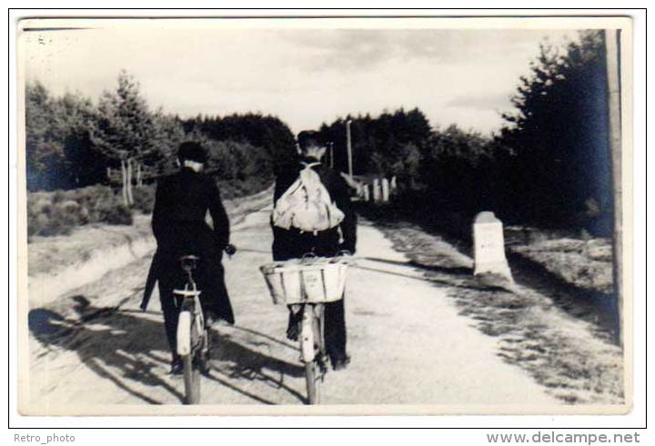 Carte Photo 2 Hommes à Vélo Sur Route, Borne Kilométrique, Route Nationale (CPH) - Altri & Non Classificati