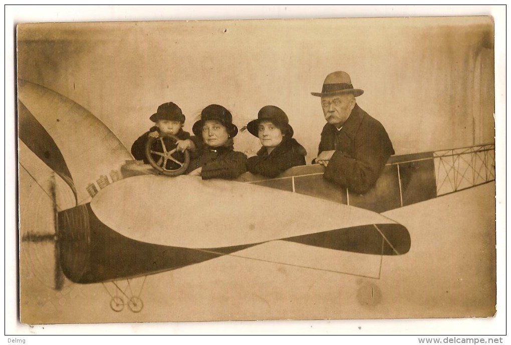 Carte Photo Montage Surréalisme 2 Famille Dans Un Avion - Andere & Zonder Classificatie