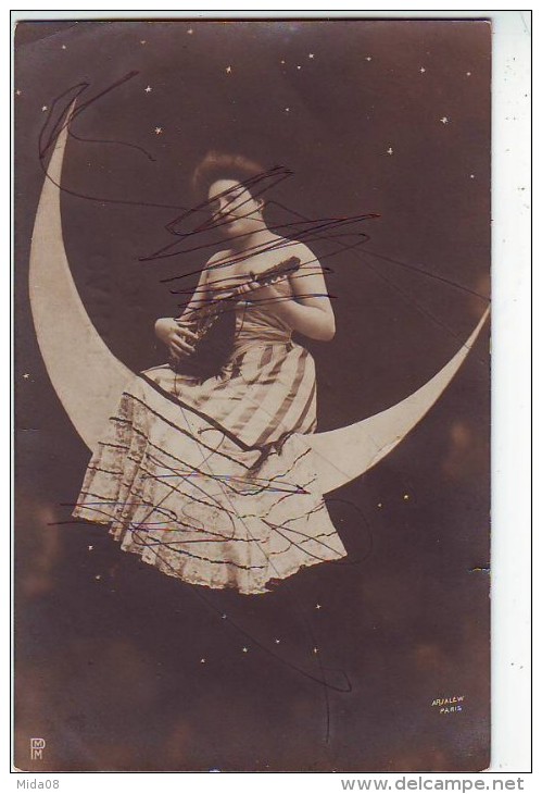 FANTAISIES . JOLIE JEUNE FEMME JOUANT DE LA MANDOLINE SUR UN CROISSANT DE LUNE.SURREALISME  Par ARJALEW.CARTE PRECURSEUR - Autres & Non Classés