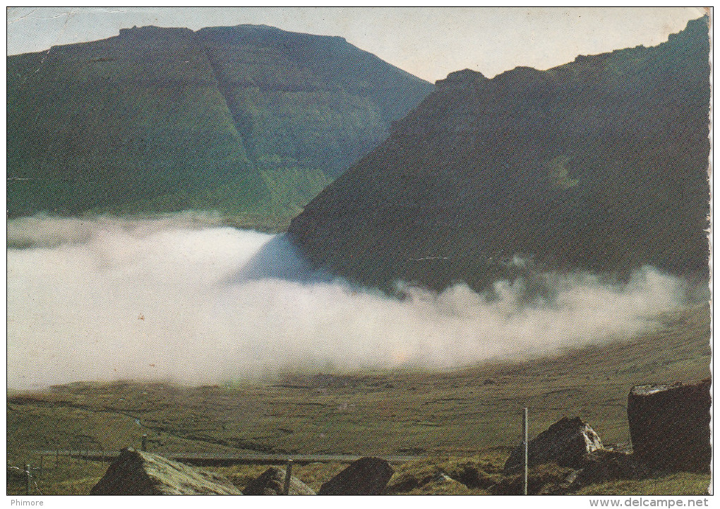 Ph-CPM Faroe Islands (Iles Féroé) Fog Banks Round The Mountains Near Funningur - Färöer