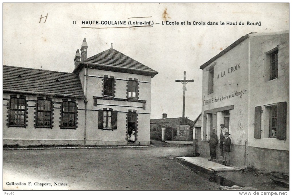 D44 - HAUTE GOULAINE  - L'Ecole Et La Croix Dans Le Haut Du Bourg - Haute-Goulaine