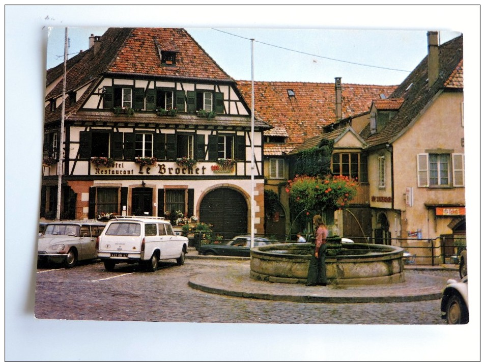 Carte Postale Ancienne :  BARR : La Fontaine Et L ' Hotel-Restaurant "Le Brochet" , Voitures Années 1960 - Barr