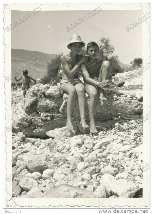 REAL PHOTO,Swimmer  Boy And Girl With Hat On The Beach, Garçon  At Fillette Sur La Plage, Old Photo ORIGINAL - Ritratti