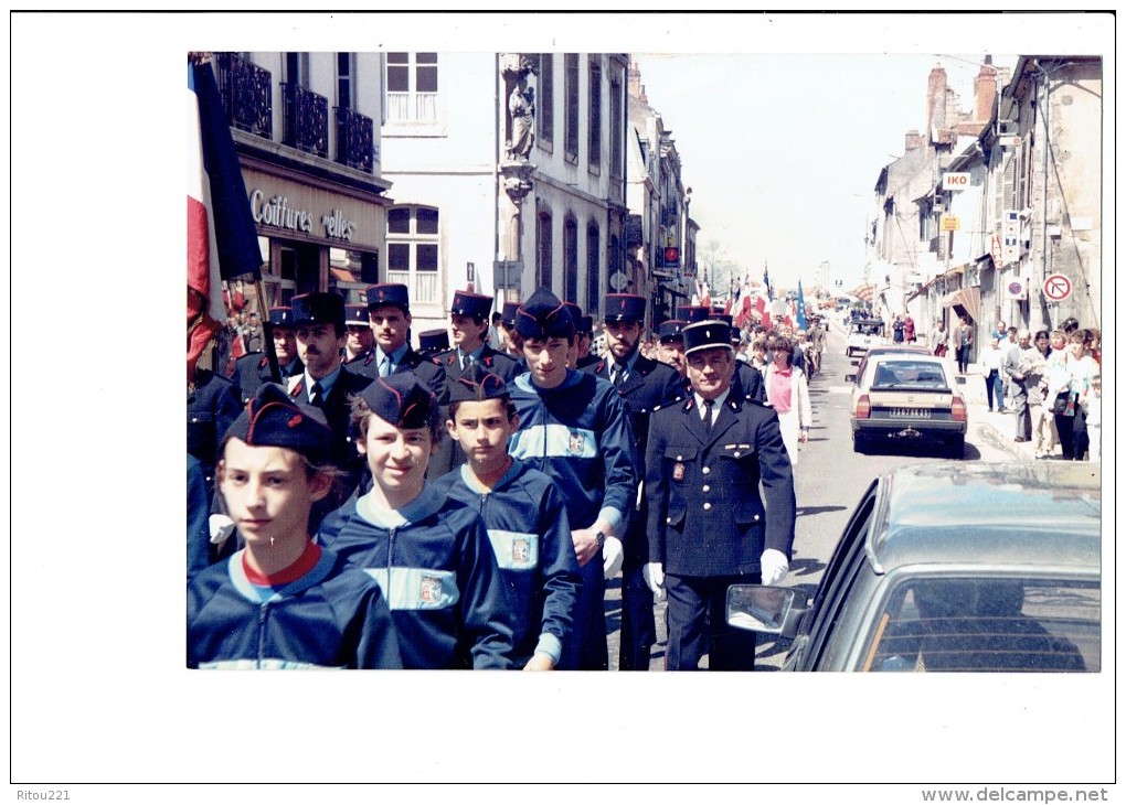 21 AUXONNE 8 Mai 1986 Photographie Défilé Sapeurs POMPIERS Uniforme Coiffures ELLES Voiture GS CITROEN Animée Tabac IKO - Pompiers