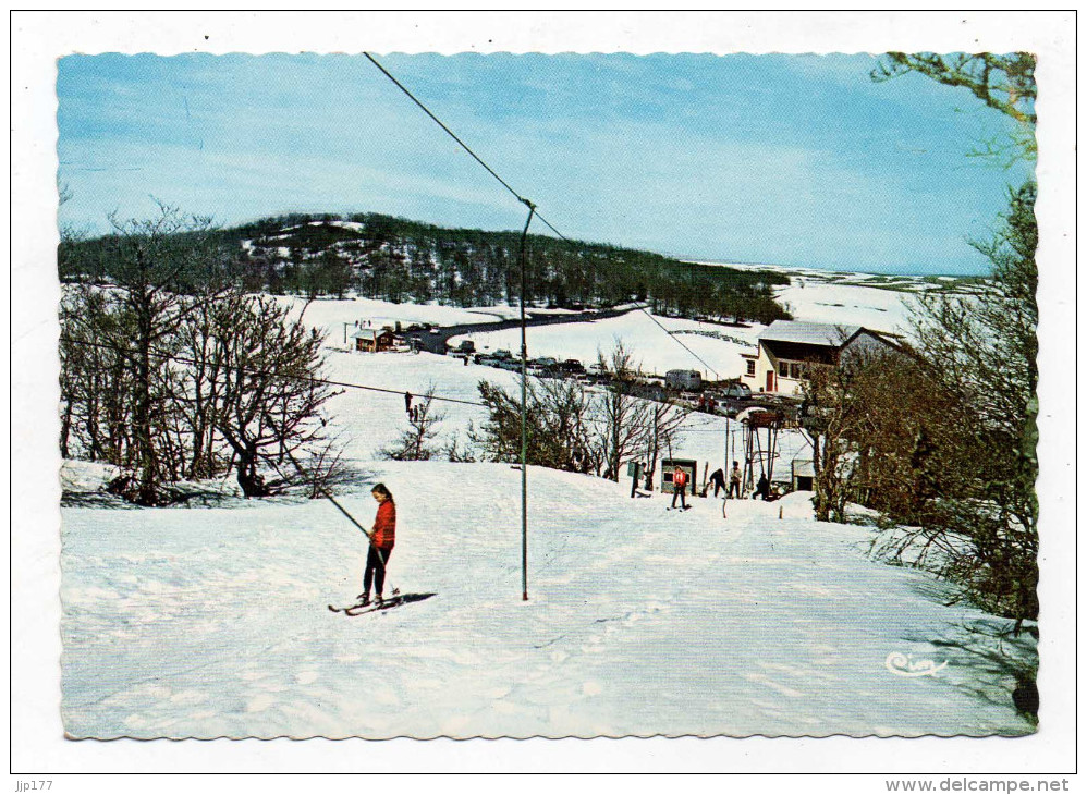 Laguiole Vue Du Remonte Pente Tire Fesses Du Perce Neige Et Les Piste De Ski Du Bouyssou Station Sports Hiver - Laguiole