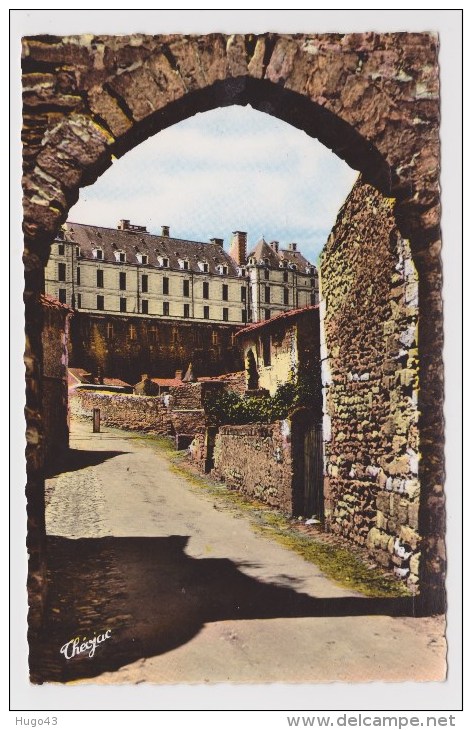 (RECTO / VERSO) THOUARS EN 1966 - PORTE MAILLOT AU FOND LE CHATEAU DES DUCS DE LA TREMOILLE - FORMAT CPA - Thouars