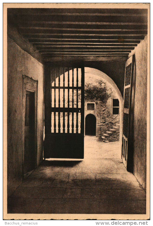 Clervaux  Le Chateau Féodal  Vestibule D´entrée De La Tour Carrée Avec Porte Renaissance Et Vue Sur La Cour Intérieure E - Clervaux