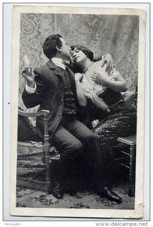 Couple D´amoureux--Tentative De Baiser Position Assise--carte Précurseur éd ??????-- - Couples