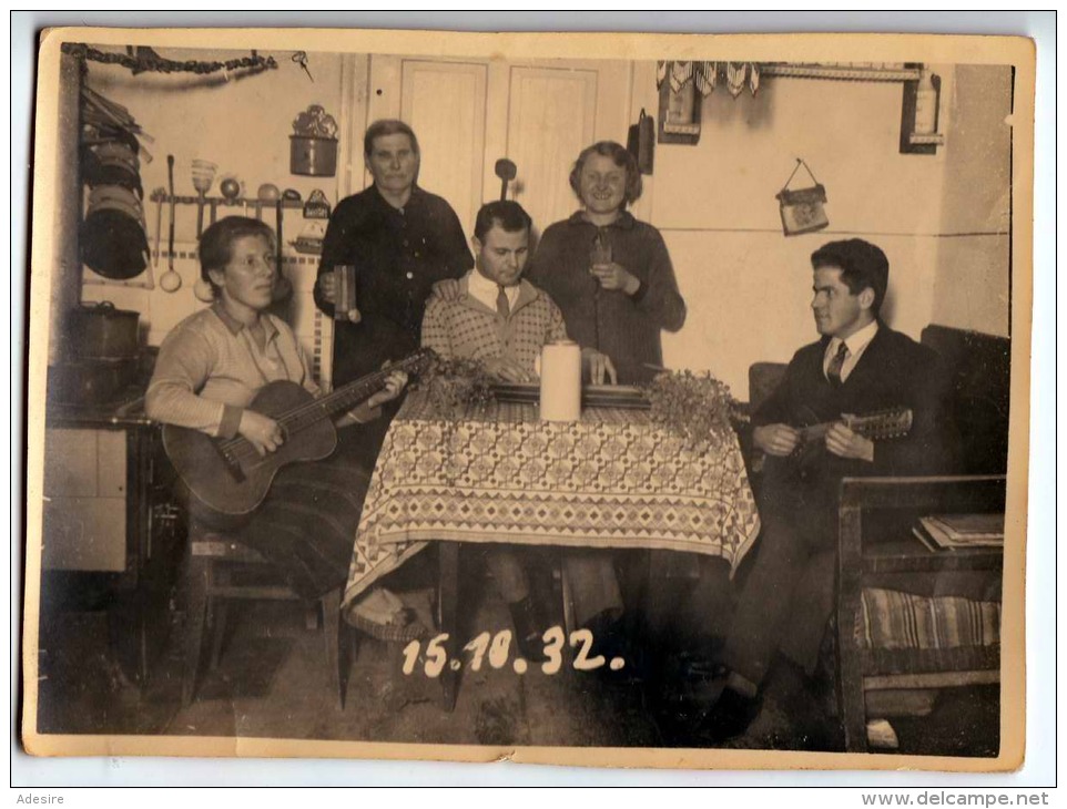 PRIVATFOTO 1932 - Musikalische Familienfeiern Mit Gitarren, Fotoformat Ca.11,5 X 8,5 Cm - Sonstige & Ohne Zuordnung