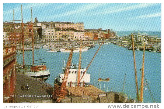 COLOURED POSTCARD OF THE HARBOUR - RAMSGATE - KENT - SHIPPING/SAILING - Ramsgate