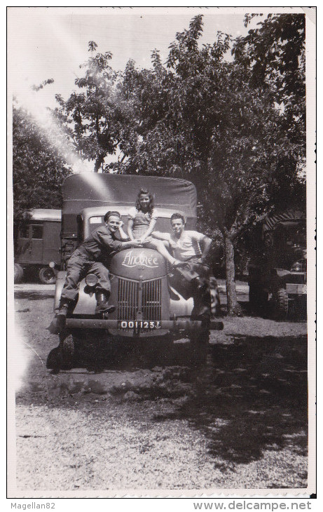 WW 2 . ANCIENNE PHOTOGRAPHIE ARGENTIQUE. CAMION  MILITAIRE. VEHICULE . POIDS-LOURDS. LIBERATION DE LA FRANCE PAR LES GI. - Guerre, Militaire