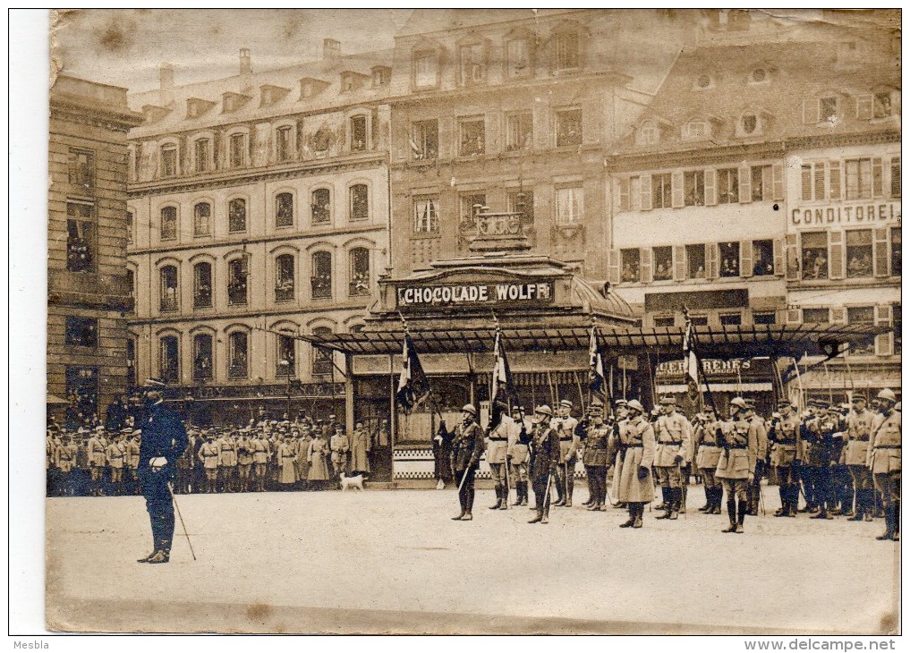 MILITARIA  - PHOTO ANCIENNE -  STRASBOURG   CEREMONIE MILITAIRE - PLACE  KLEBER - Restaurant L'AUBETTE . - Lieux