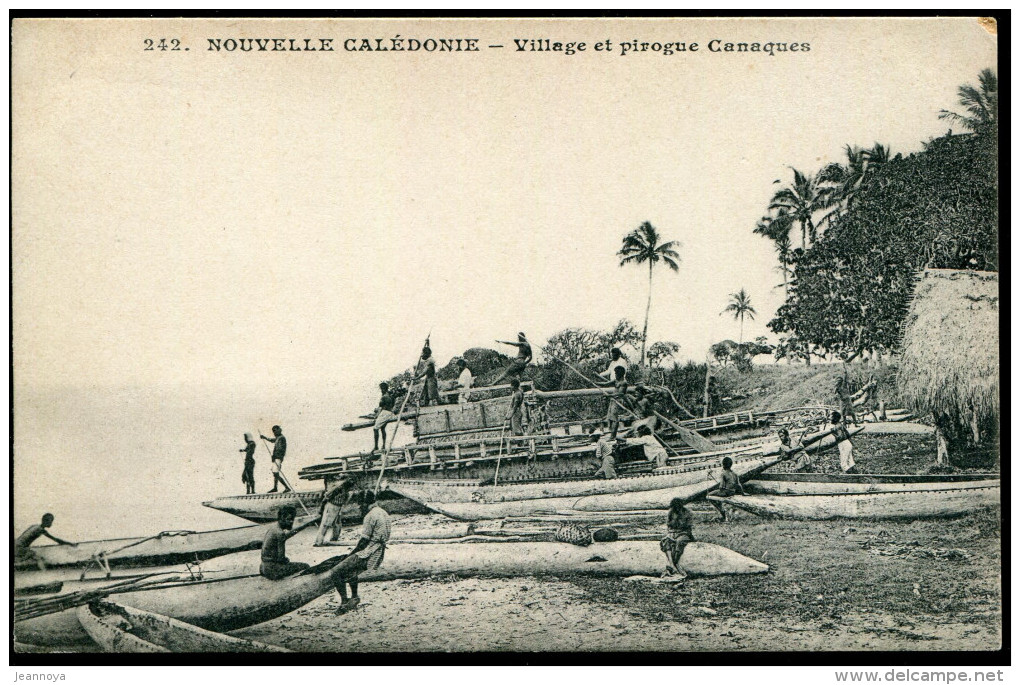 NOUVELLE CALÉDONIE - CPA D'UN VILLAGE ET PIROGUE CANAQUES - SUP - New Caledonia