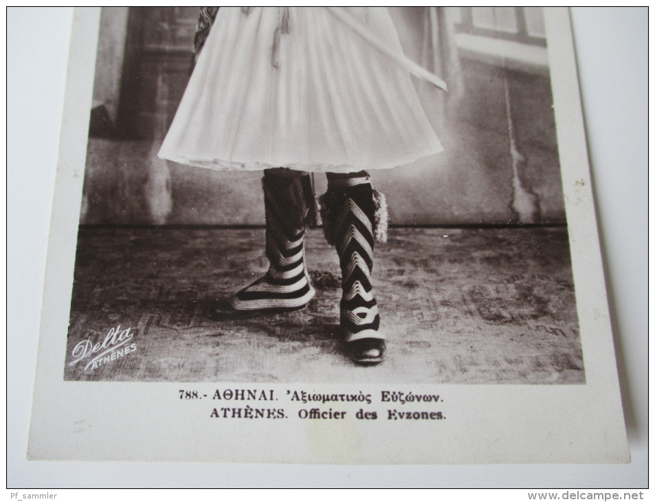 Fotokarte / Echtfoto. Athenes Officier Des Evzones. Soldat Mit Säbel Und Tracht / Uniform. Delta Athenes - Uniforms