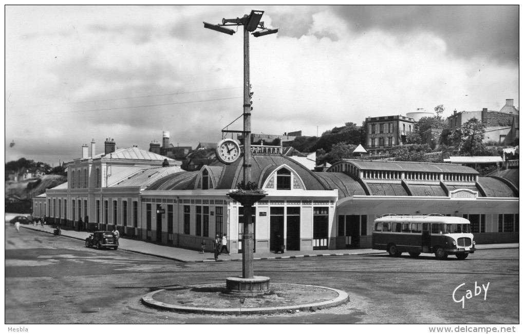 CPSM   -  GRANVILLE  (50)  La  Gare    (autocar) - Granville