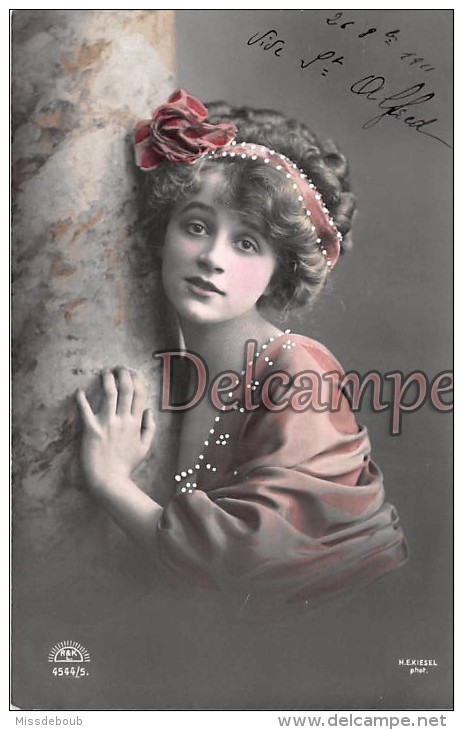 Superbe Portrait De Femme - Regard Expressif, Robe Et Noeud Avec Ajoutis - 1911 Feminine Portrait - Meaning Look - Femmes