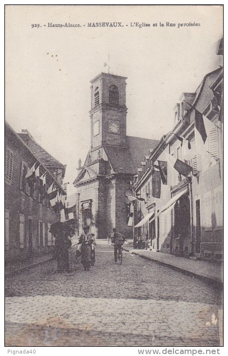 Cp , 68 , MASSEVAUX , L'Église Et La Rue Pavoisée - Masevaux