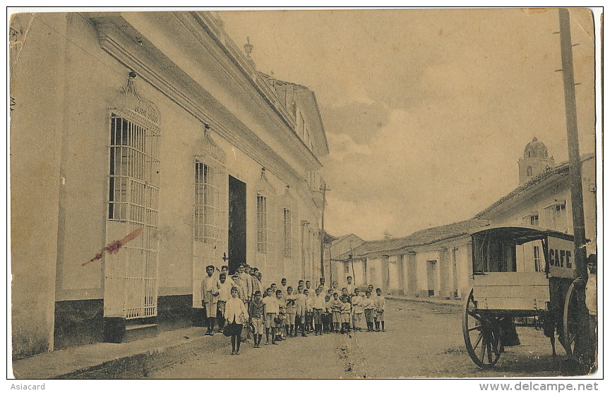 Sancti Spiritu 14 El Trabajo Independencia 56 Salida Del Colegio La Natividad Vendedor De Café - Cuba