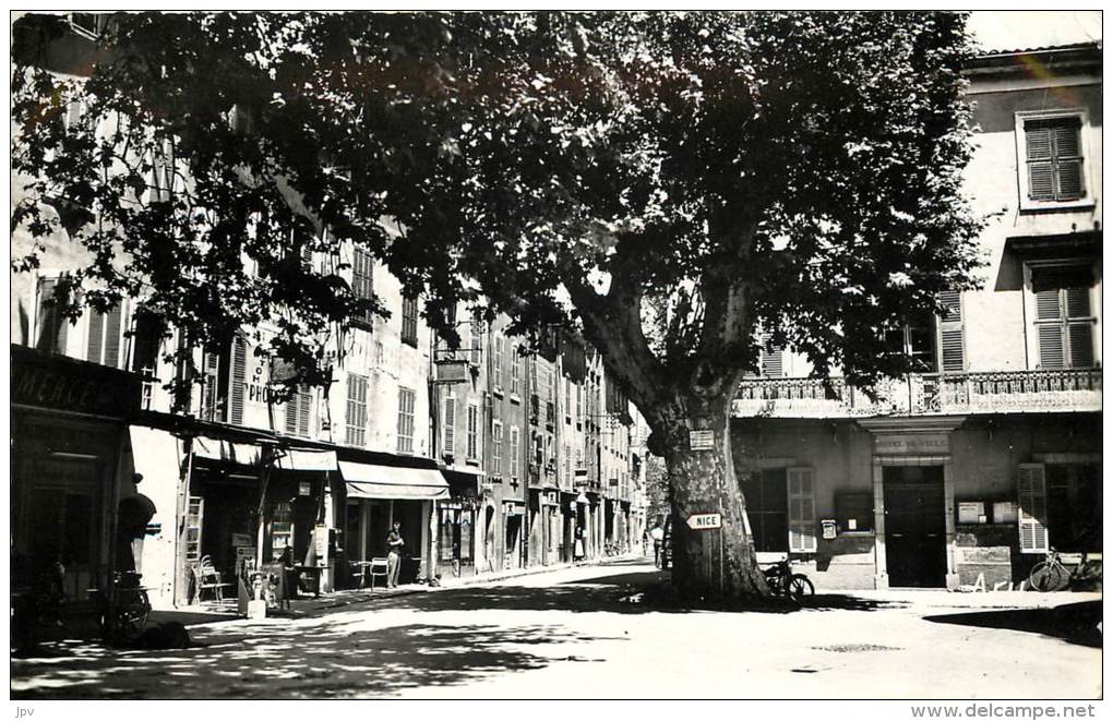 CUERS . MAIRIE ET RUE DU MARECHAL FOCH - Cuers