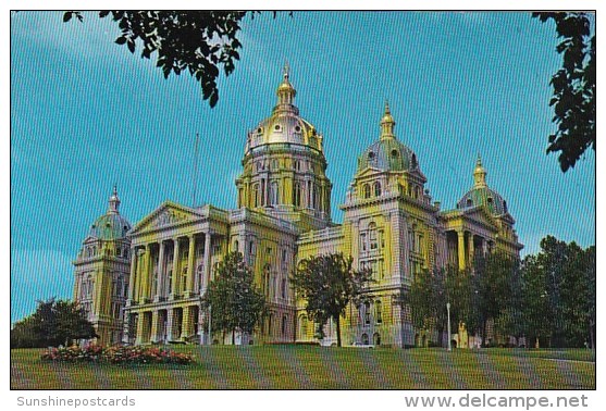 The Celebrated Gold Dome Of The Capitol Building Reflects The Sun On A Summer Day In Des Moines Iowa - Des Moines