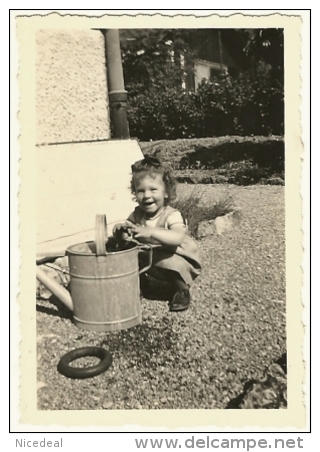 Ancienne Photo Amateur Fillette Petite Fille Enfant Joue Arrosoir Métallique Anneau Jeu été Tirage Argentique N&B 1950 - Personnes Anonymes