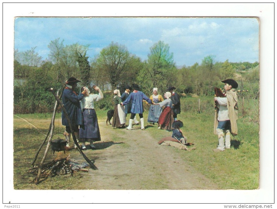 CPA   :18 - En Berry : " Les Berlués" - Fête Des Bergers - Groupe Folklorique En Costume : Biniou - Danses