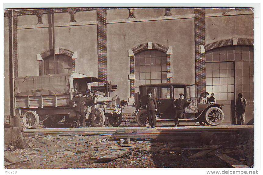 CARTE PHOTO . BELLE ANIMATION. CAMION ET VOITURE ANCIENS .PEUT ETRE HIRSON LIRE AU DOS - Trucks, Vans &  Lorries