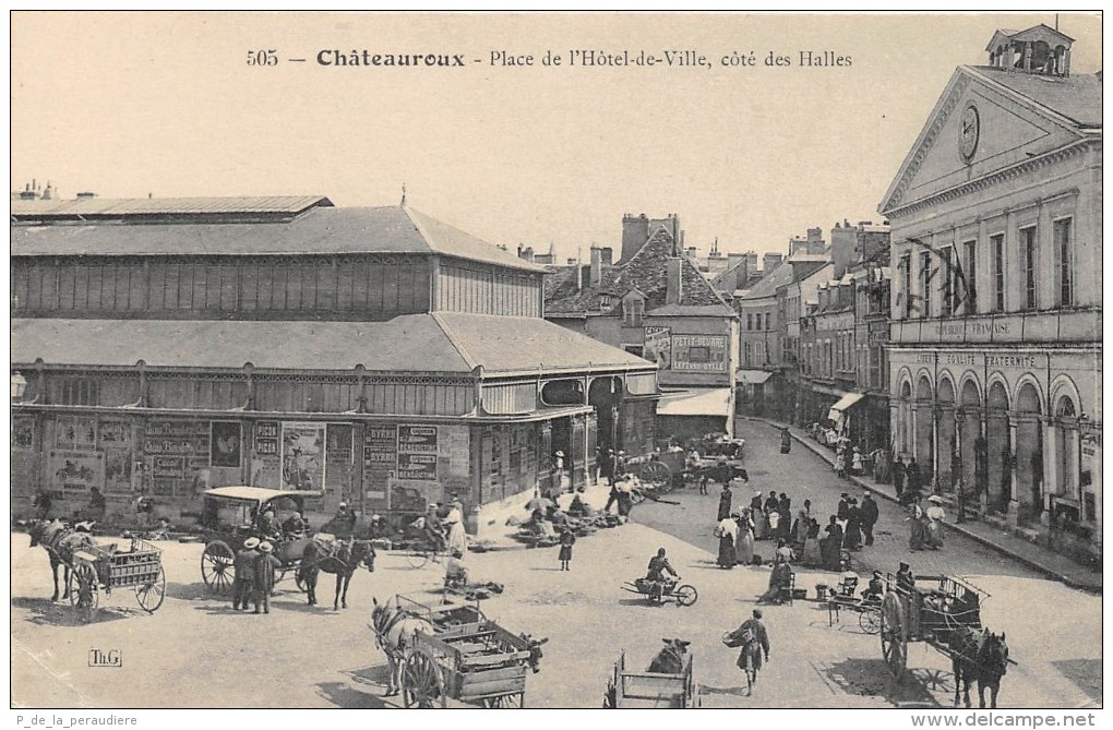 CPA 36 CHATEAUROUX PLACE DE L'HOTEL DE VILLE COTE DES HALLES (animation - Chateauroux