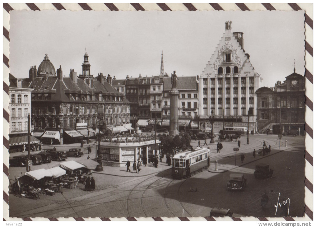 4AG194 LILLE LA GRANDE PLACE ET L'ANCIENNE BOURSE LA DEESSE ET LA GRAND GARDE TRAMWAY VOITURES 2 SCANS - Lille