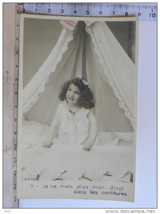 CPA précurseur - série de 9 cartes du 10 - enfant fillette dans sont lit (berceau)