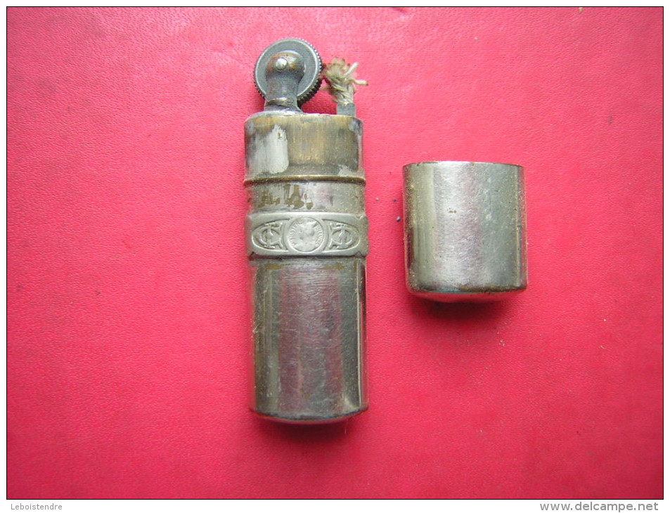 ANCIEN BRIQUET A MECHE  ECRIT MINISTERE DES FINANCES ( VISIBLE A LA LOUPE ) - Andere & Zonder Classificatie