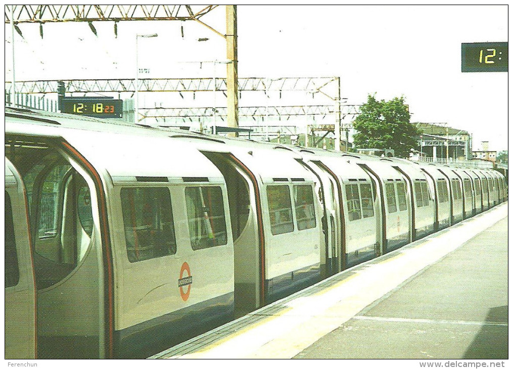 UNDERGROUND * SUBWAY * METRO * RAIL RAILWAY * RAILROAD TRAIN * LONDON ENGLAND * UNITED KINGDOM * Parragh 0540 * Hungary - Métro