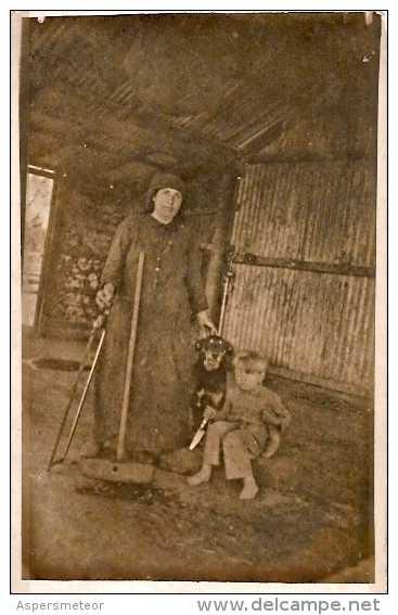 THE FARMER LADY, HER SON AND DE DOG- THE BOY HAVE A BIG KNIFE--UNCIRCULATED- ONLY IN THE SITE! RARE!!CIRCA 1910-GECKO - Gruppi Di Bambini & Famiglie