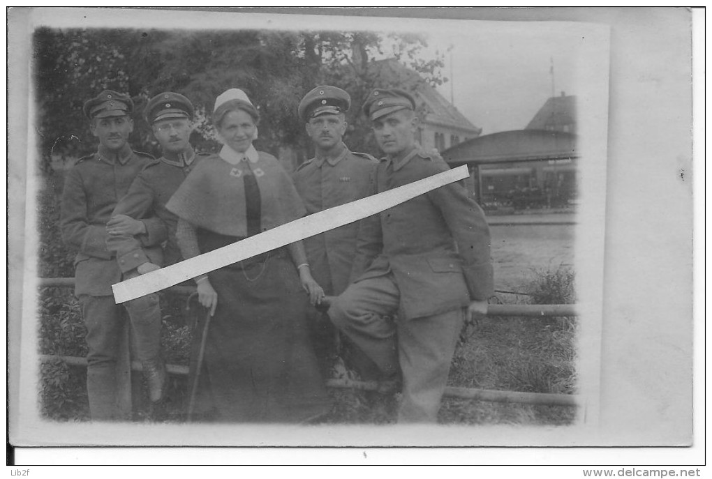 Officiers Allemands Avec Une Infirmière Rote Kreuz Croix Rouge Wagons De Train Au 2ème Plan 1 Carte Photo 14-18 Ww1 Wk - War, Military