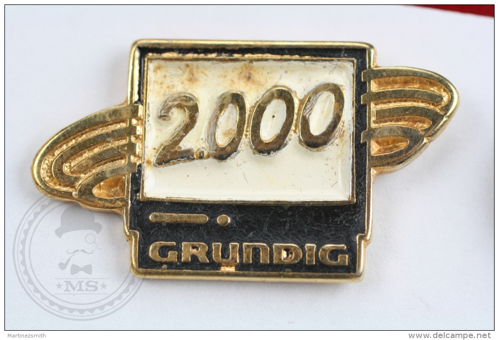 Grundig 2000 Television Advertising - Pin Badge #PLS - Otros & Sin Clasificación