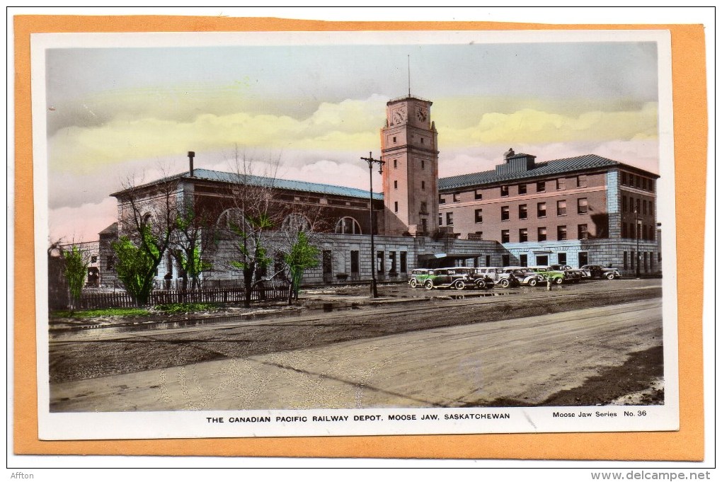 The Canadian Pacific Railway Depot Moose Jaw Old Postcard - Autres & Non Classés