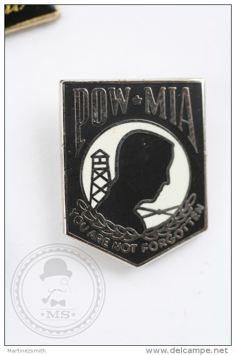 Pow/ Mia You Are Not Alone - Pin Badge #PLS - Militares