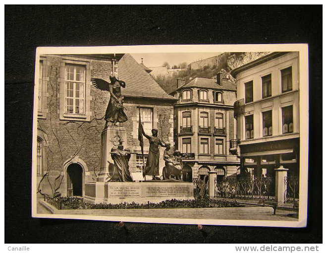 N/s-54 /  Namur -  Dinant, Cour De L'Hôtel De Ville Avec Monument /  Circulé 1956  .- - Vaux-sur-Sûre