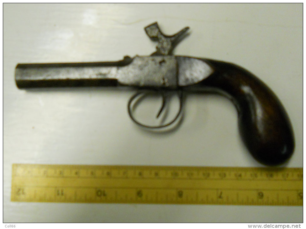 Ancien Pistolet De Coffre Sans Marquage Avec Traces D'oxydation Bon Bois Bonne Fonction Cheminée Un Peu Matée - Sammlerwaffen