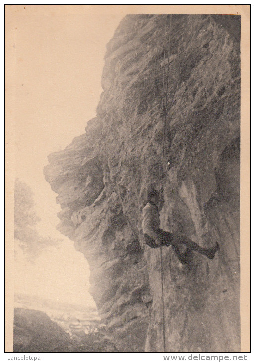 SPORT / ESCALADE - DESCENTE EN RAPPEL 1945 (CARTE PHOTO) - Escalade