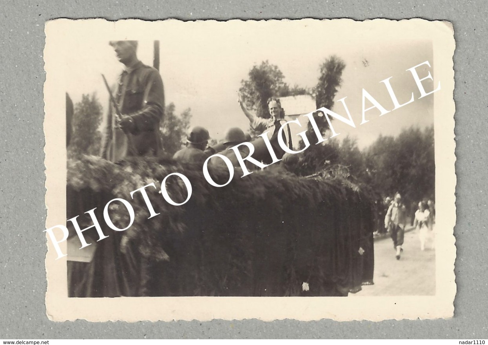 Guerre 40/45 - Libération - BEAUVECHAIN - Lot exceptionnel de 6 photographies du CORTEGE de la VICTOIRE en 1945