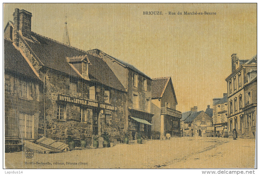 T T 105 / C P A - BRIOUZE  (61)   RUE DU MARCHE AU BEURRE - Briouze