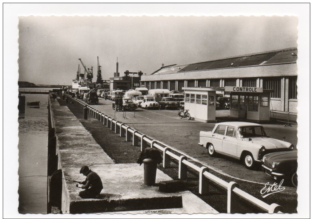 62 Calais Vue Sur La Gare Maritime Voitures Anglaises Caravanes Contrôle Douane 2 Scans - Calais