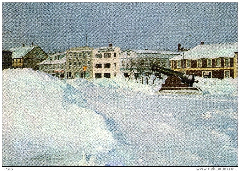 CPSM  -  SAINT - PIERRE  ET  MIQUELON   -  SAINT - PIERRE  -  Place Du Général De Gaulle En Hiver. - Saint-Pierre-et-Miquelon