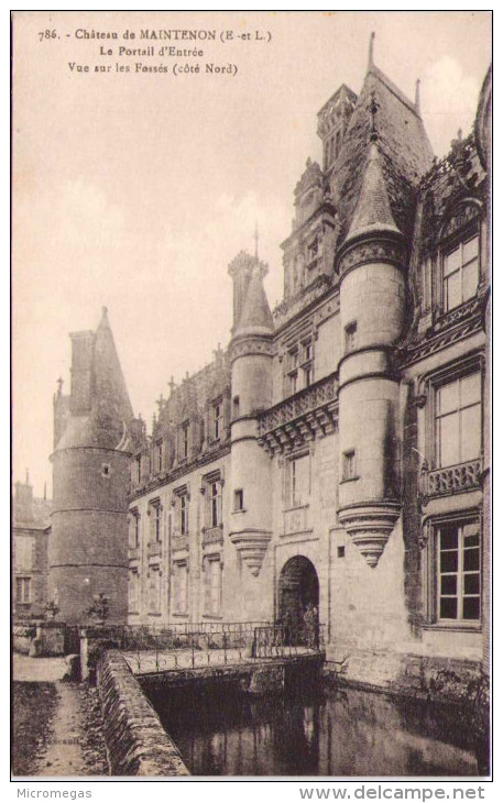 Château De MAINTENON - Le Portail D'entrée - Vue Sur Les Fossés (côté Nord) - Maintenon
