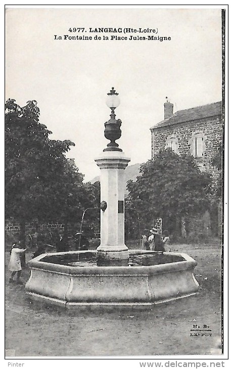 LANGEAC - La Fontaine De La Place Jules Maigne - Langeac